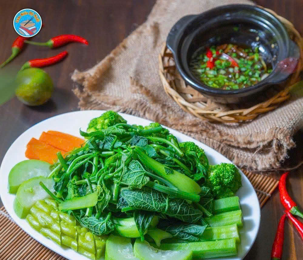 RAU LUỘC THẬP CẨM KHO QUẸT: Kho quẹt chấm rau củ là một món ăn dân dã. Kho quẹt chấm rau củ hấp ấm ấm, thơm nồng mùi mắm, kết hợp từ nguyên liệu thịt heo béo ngậy, dai dai, tôm khô mềm mềm chuẩn vị. Với những món thanh đạm như luộc, hấp thì nước chấm chính là linh hồn của món ăn.