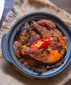 CÁ KHO LÀNG VŨ ĐẠI.. được tuyển trọn những con cá trăm đen.đung trọng lượng đủ lớn để cùng bí quyết gia truyền của quán tạo nên nỗi cá thơm ngon ,đậm đa ,mềm tới xương ,hương vị của làng quê sứ bắc ai ăn rồi cũng phải sao xuyến nhớ những nỗi cá mẹ kho níu rìu trên bếp lửa rồi vùi dưới lớp trấu, âm i cho tới khi cá mềm thật là hương vị khó tả quê nhà.